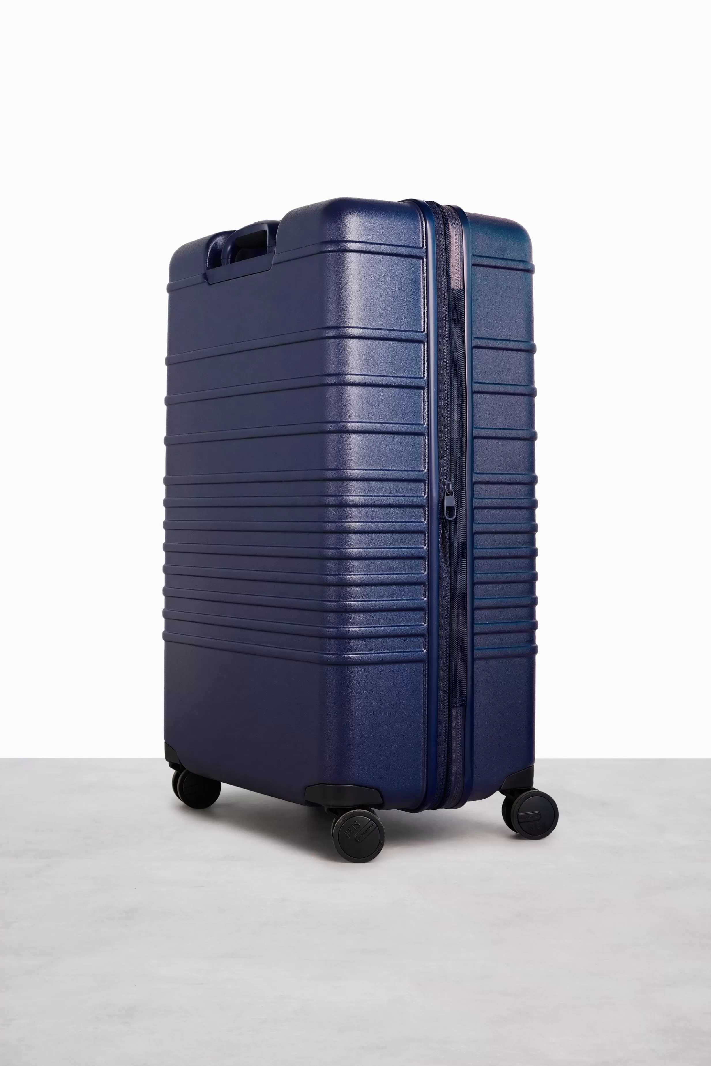 Discount The 29" Large Check-In Roller In Navy Hard-Sided Luggage