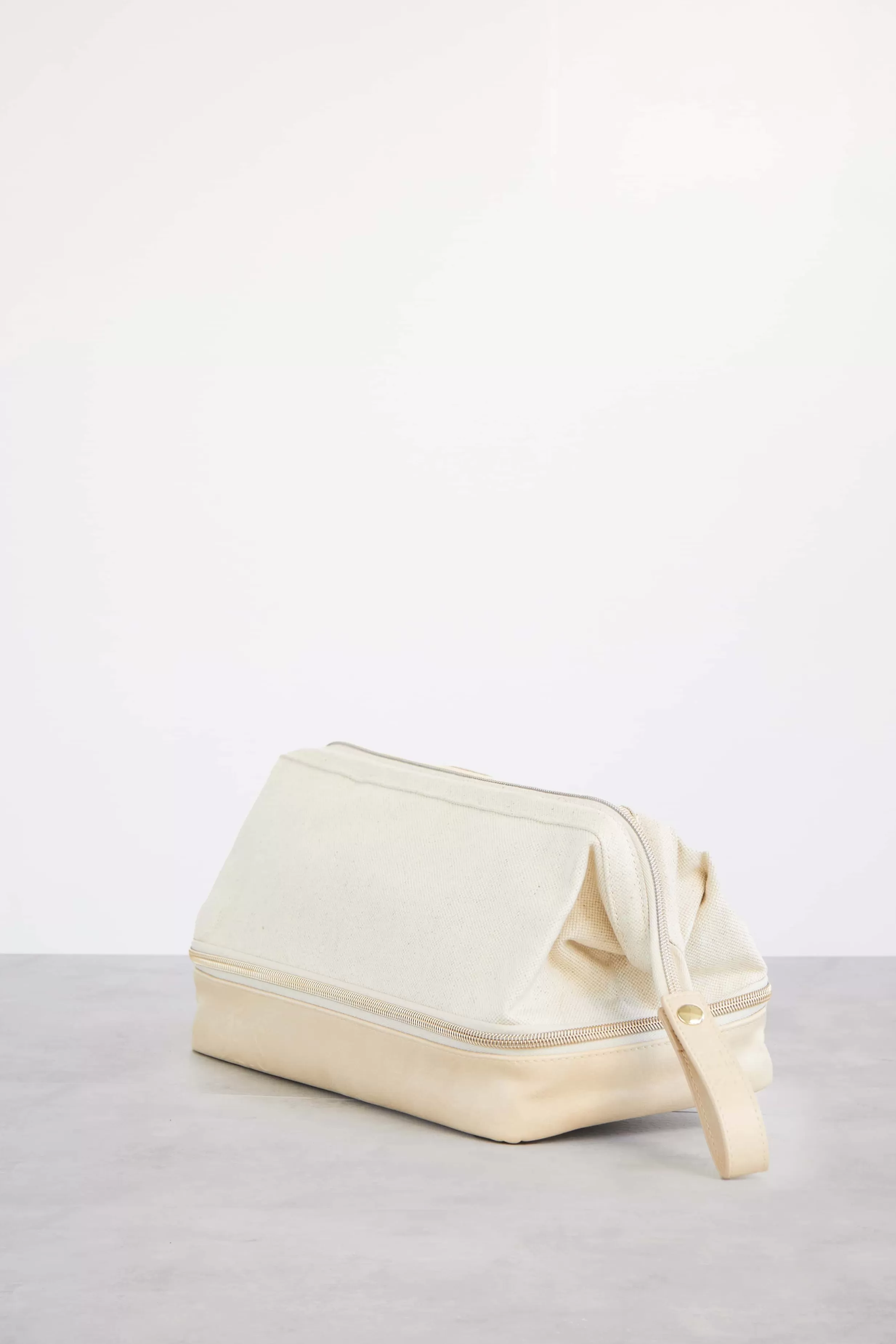 Clearance The Dopp Kit In Beige Cosmetic Bags