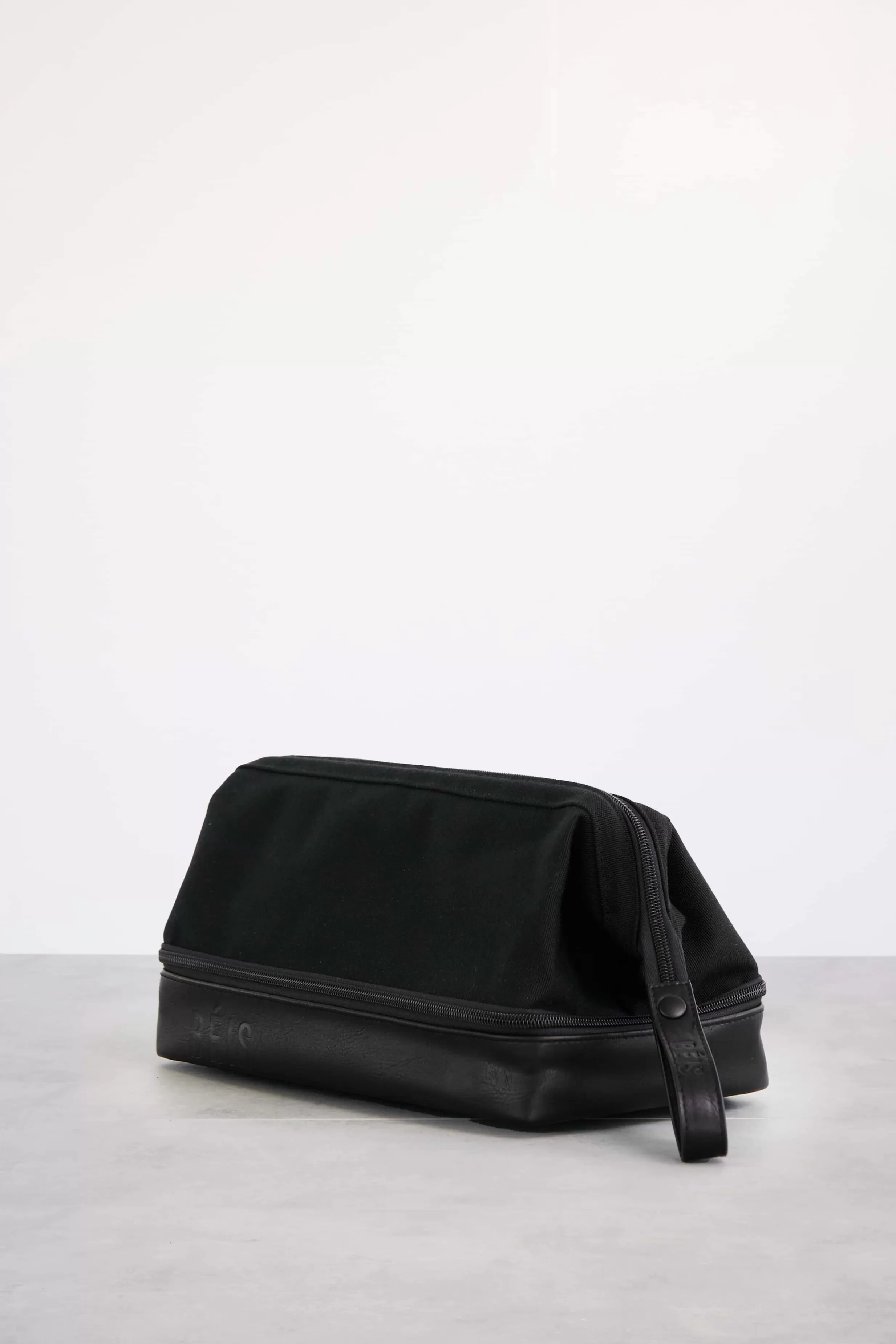 Cheap The Dopp Kit In Black Cosmetic Bags