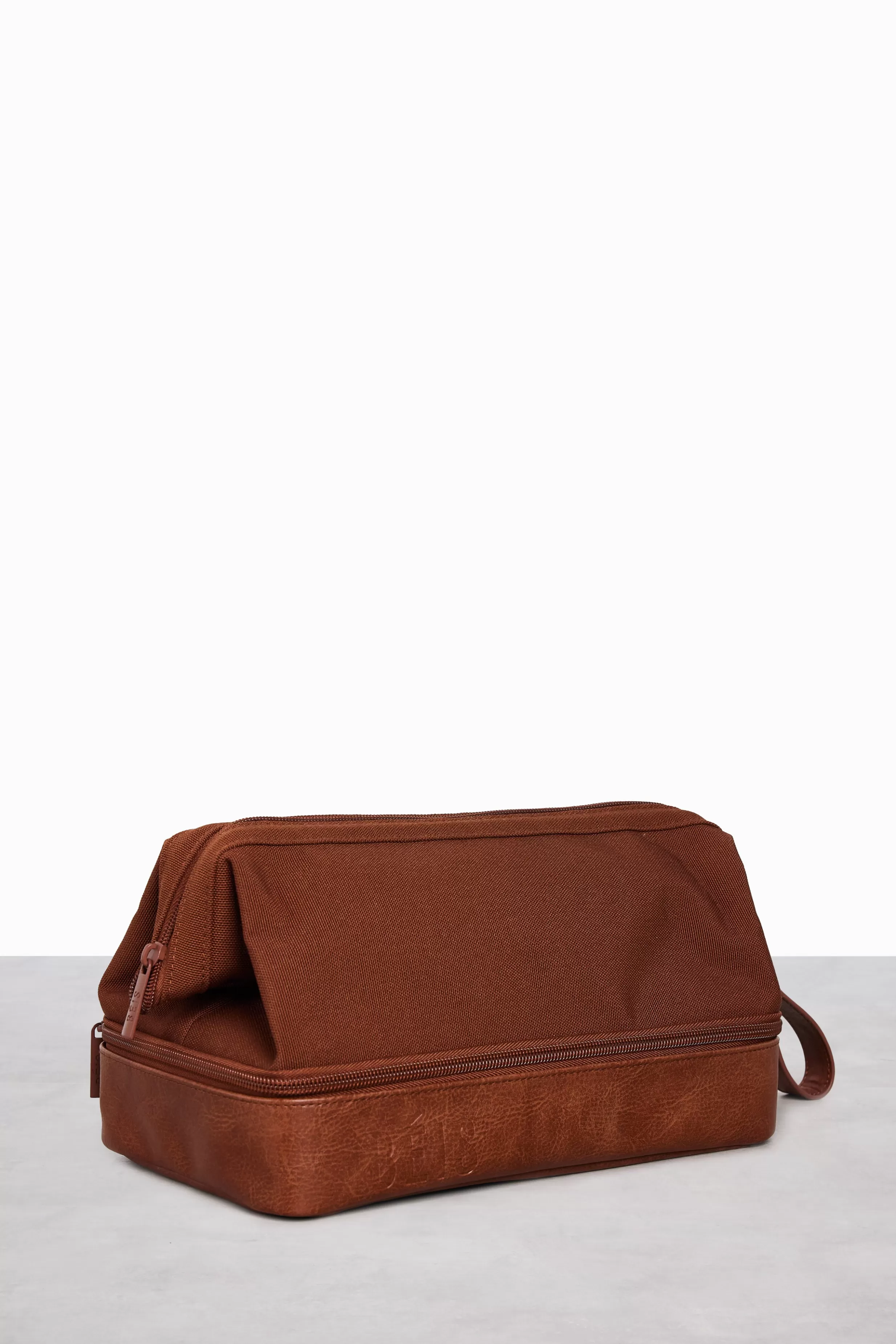 Hot The Dopp Kit In Maple Cosmetic Bags