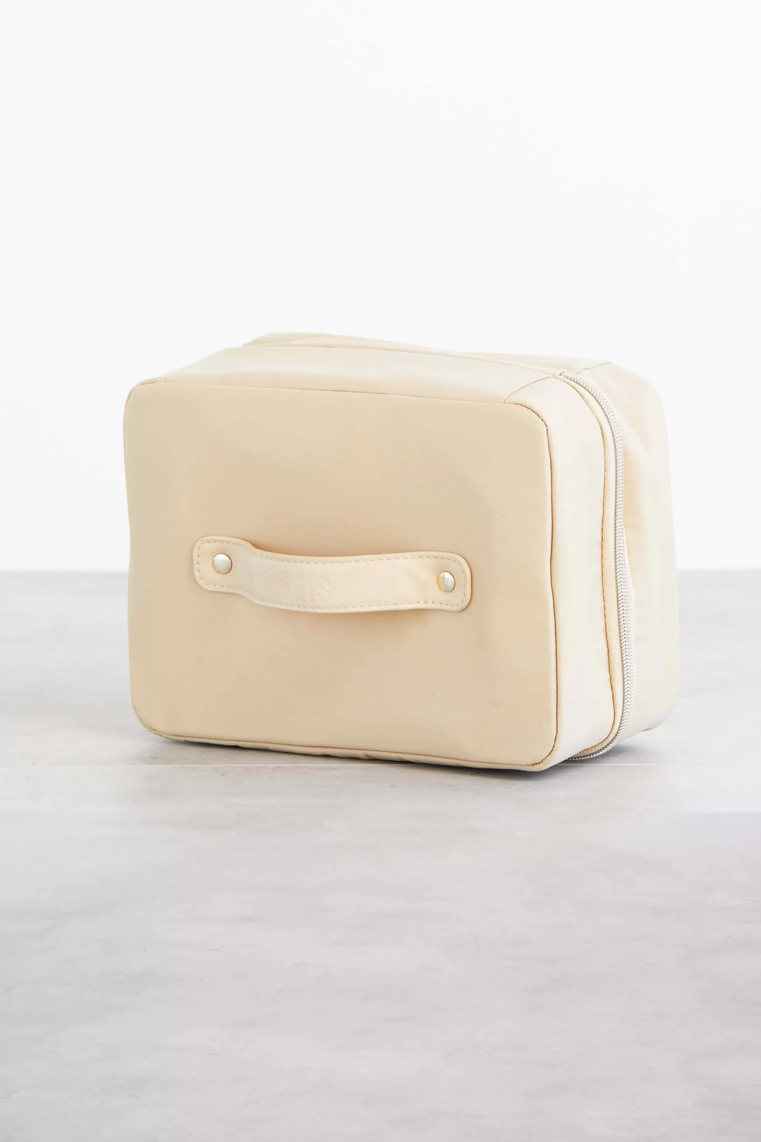 Fashion The Hanging Cosmetic Case In Beige Cosmetic Bags